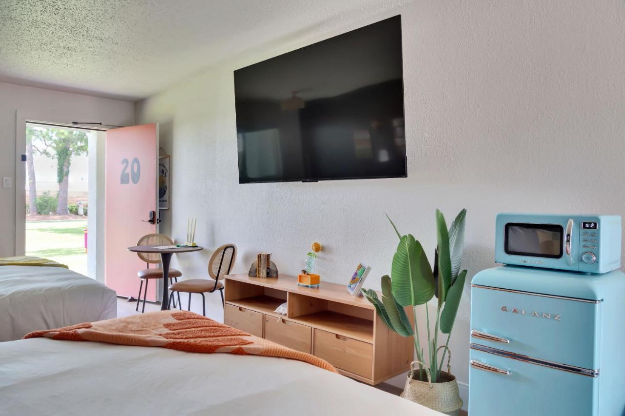 Hotel Mccoy - Art, Libations, Pool Society College Station Exteriör bild