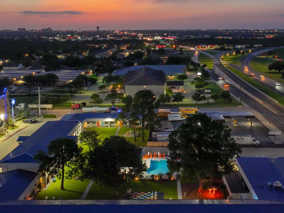 Hotel Mccoy - Art, Libations, Pool Society College Station Exteriör bild