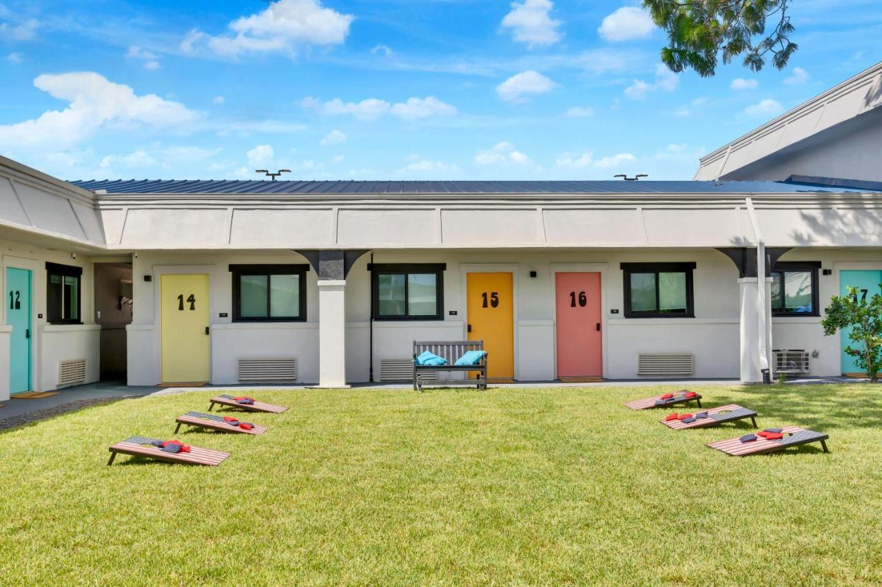 Hotel Mccoy - Art, Libations, Pool Society College Station Exteriör bild