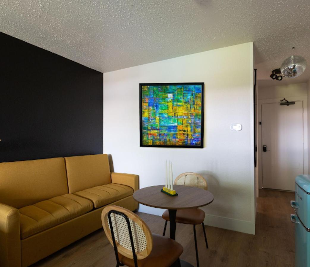 Hotel Mccoy - Art, Libations, Pool Society College Station Exteriör bild